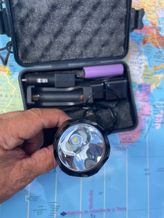 Linterna Táctica LED con Cargador y Batería