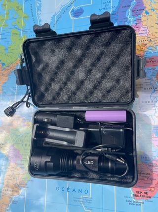 Linterna Táctica LED con Cargador y Batería