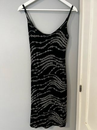Vestido de fiesta negro con detalles plateados