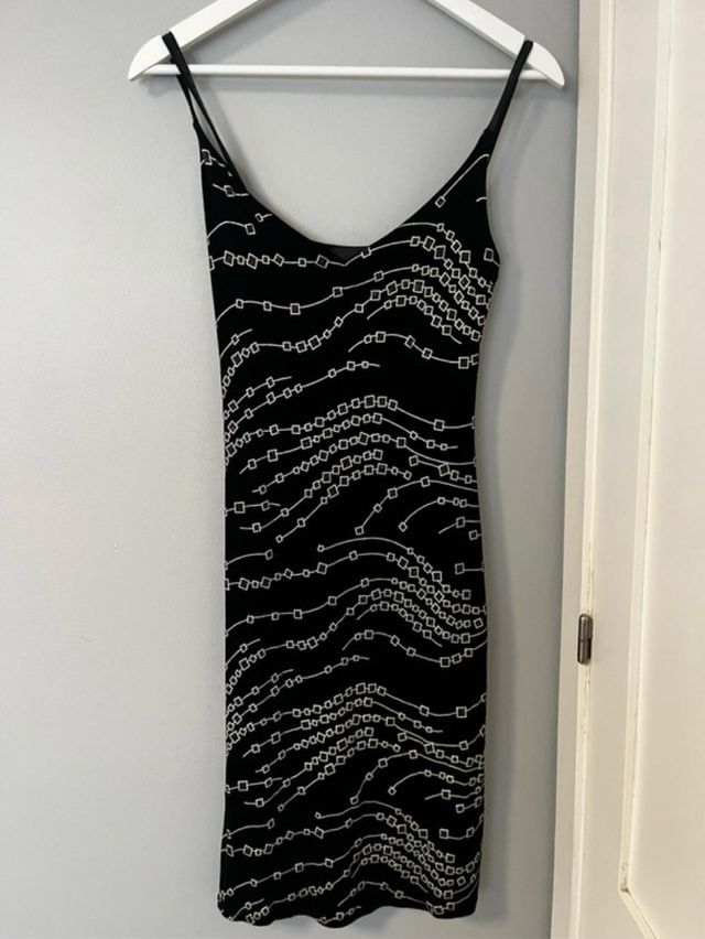 Vestido de fiesta negro con detalles plateados
