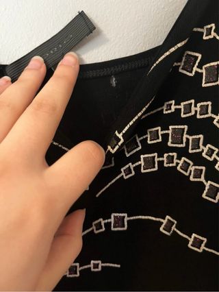 Vestido de fiesta negro con detalles plateados