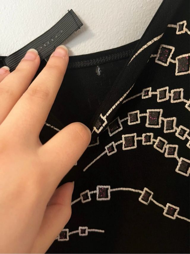 Vestido de fiesta negro con detalles plateados