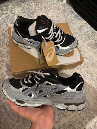 Zapatillas Asics Negras y Plateadas
