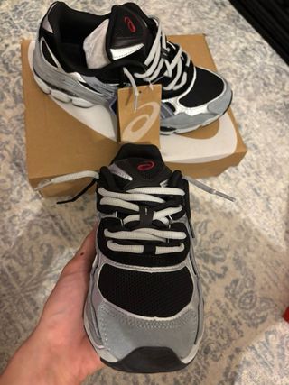 Zapatillas Asics Negras y Plateadas