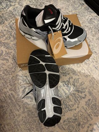 Zapatillas Asics Negras y Plateadas