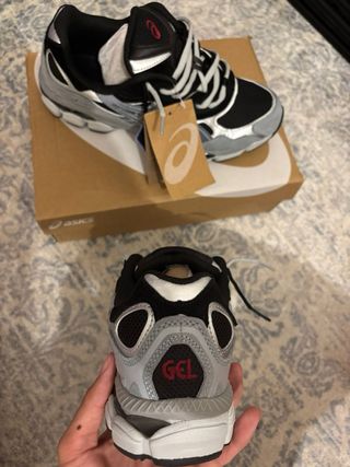 Zapatillas Asics Negras y Plateadas