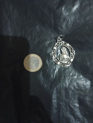 Medalla religiosa de plata con diseño floral