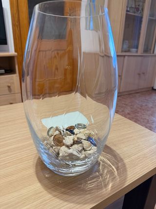 Jarrón de cristal con piedras decorativas
