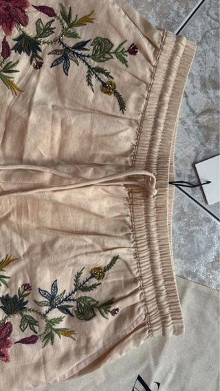 Pantalón corto Zara S crudo bordado