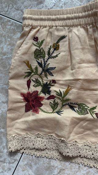 Pantalón corto Zara S crudo bordado