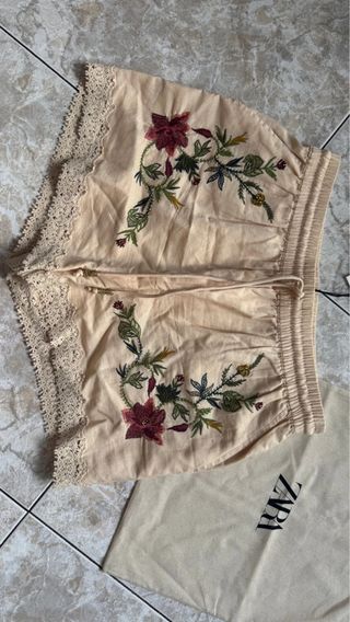 Pantalón corto Zara S crudo bordado