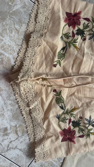 Pantalón corto Zara S crudo bordado