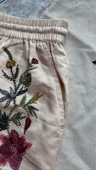 Pantalón corto Zara S crudo bordado