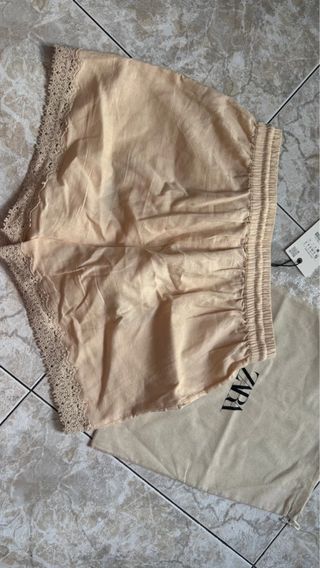 Pantalón corto Zara S crudo bordado