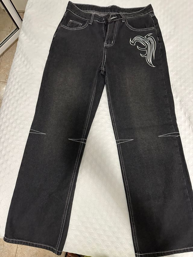 Pantalón vaquero negro con diseño