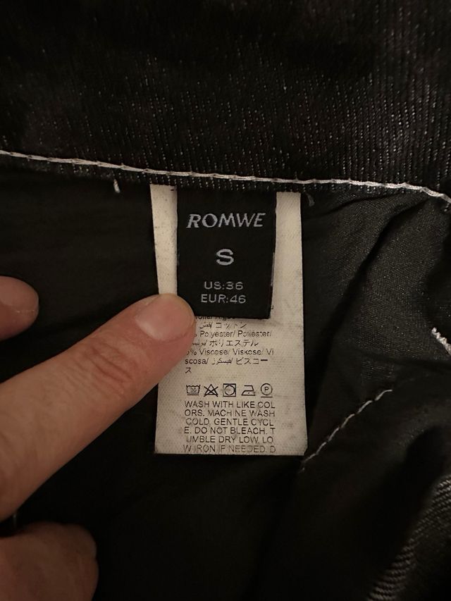 Pantalón vaquero negro con diseño