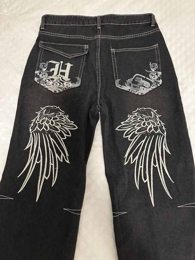 Pantalón vaquero negro con diseño