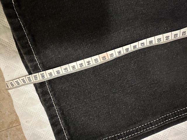 Pantalón vaquero negro con diseño