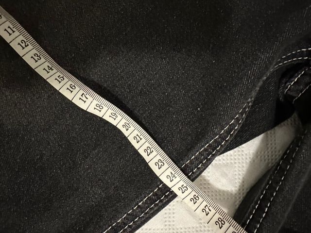 Pantalón vaquero negro con diseño