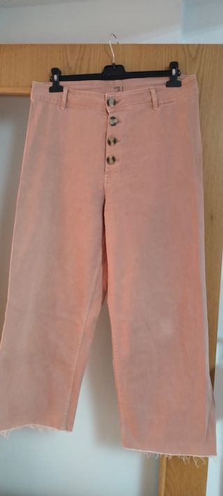 Pantalón rosa palo, ancho y con cierre de
botone