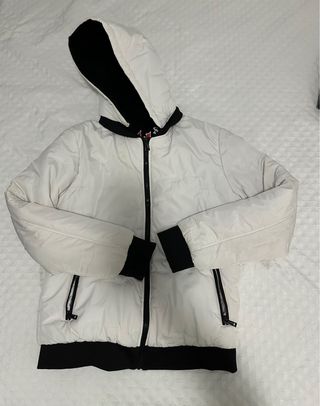 Chaqueta acolchada reversible blanca y negra