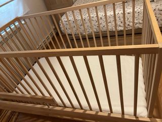Cuna de madera con colchón IKEA