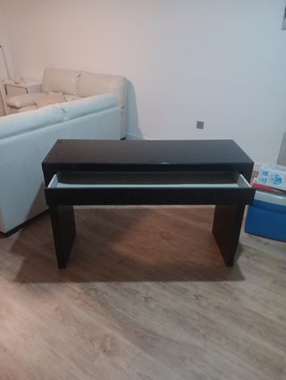 Aparador negro de madera con cristal y un cajon