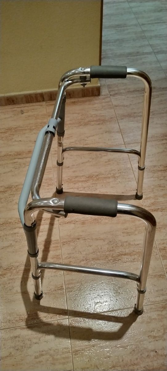 Deambulatore regolabile