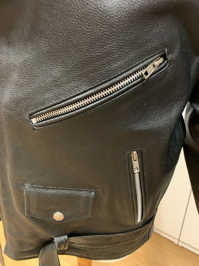 Giacca in pelle con cerniera incrociata.