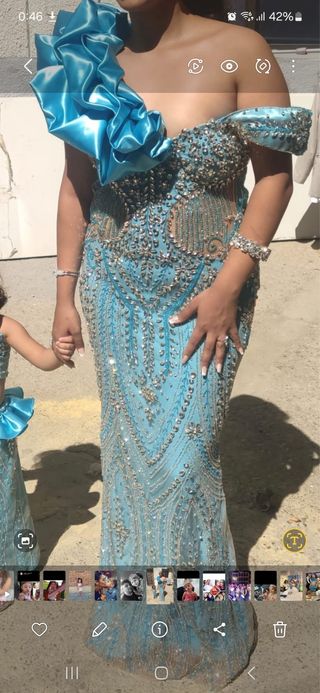 Vestido de fiesta azul y plateado
