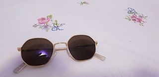 Gafas de sol doradas y marrones