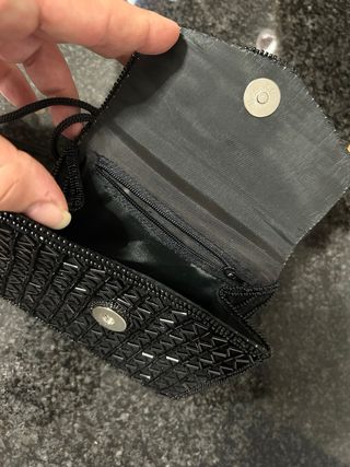 Cartera de mano negra con pedrería