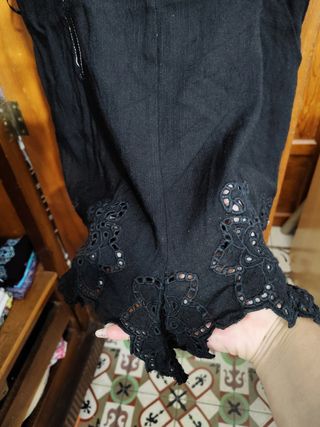 Mono negro con bordado