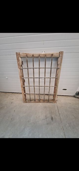 Ventana Antigua Madera y Reja Hierro