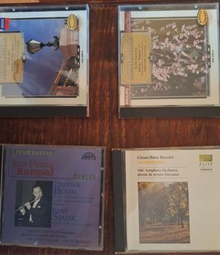 Mueble madera con CDs música clásica