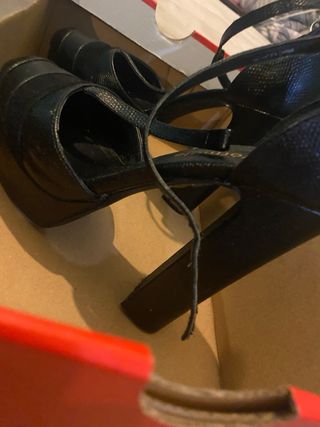 Zapatos de tacón negros y naranjas