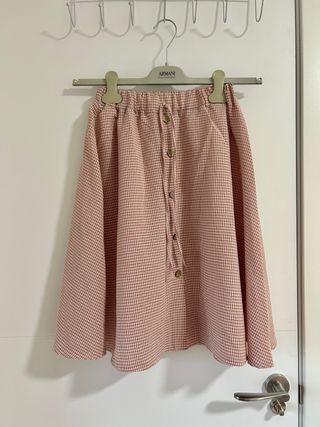 Falda cuadros rosa y marrón. Hasta rodilla