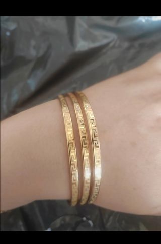 Pulsera dorada con diseño griego