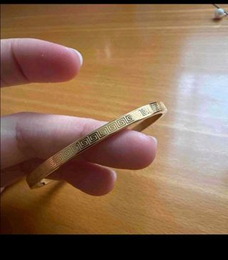 Pulsera dorada con diseño griego