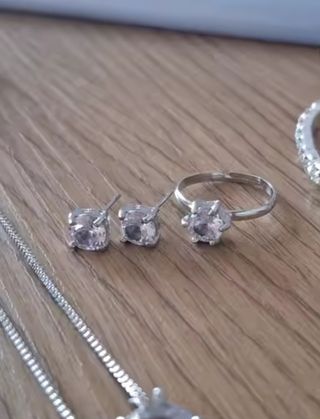 Conjunto de joyas para mujer, precio negociable.