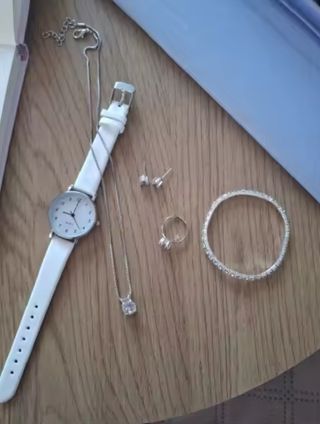 Conjunto de joyas para mujer, precio negociable.