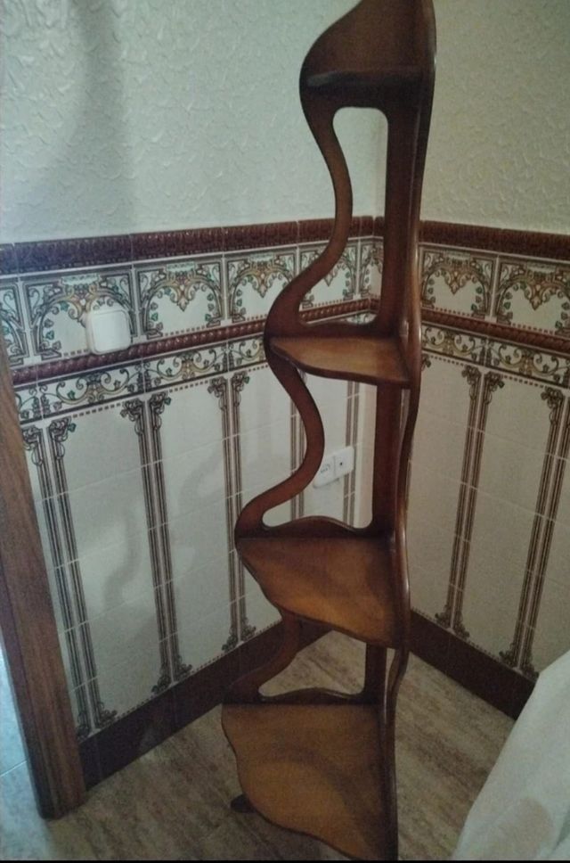 Angolo in legno con design curvo