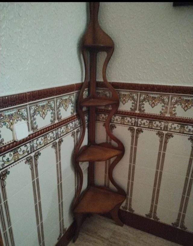 Angolo in legno con design curvo