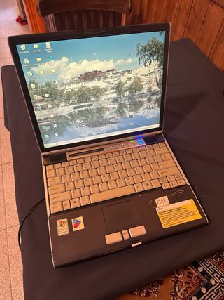 Portátil Fujitsu antigua con Windows XP