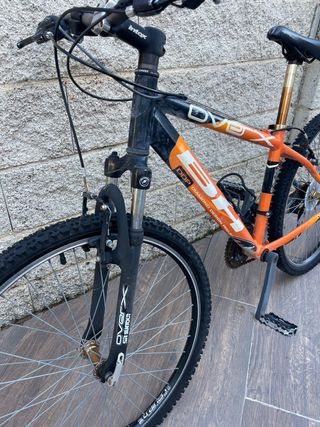 Bicicleta BH DDP negra y naranja