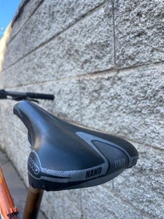 Bicicleta BH DDP negra y naranja