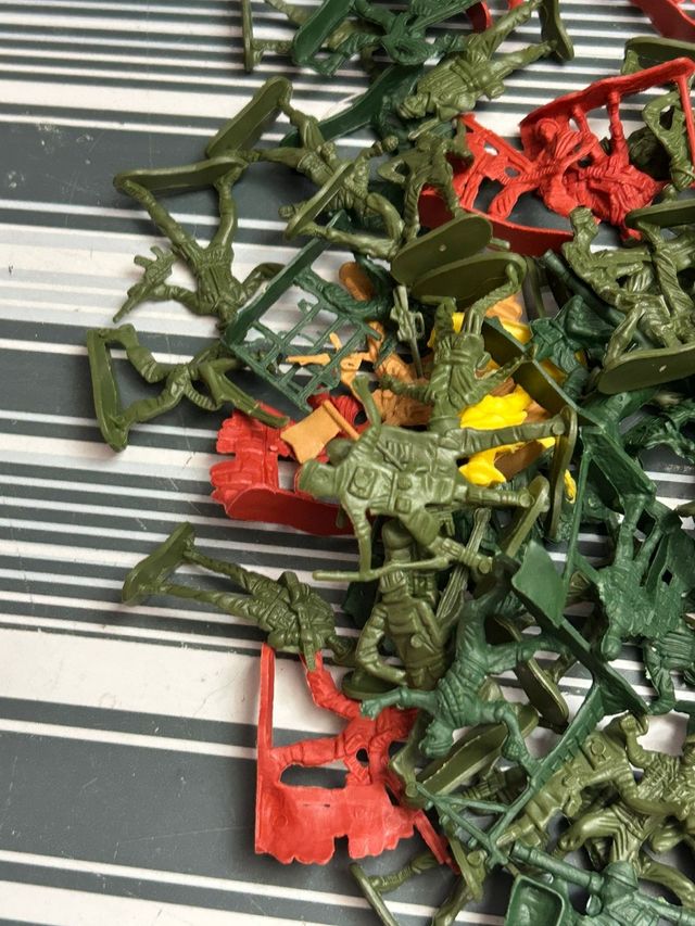 Lote de soldadidos pequeños