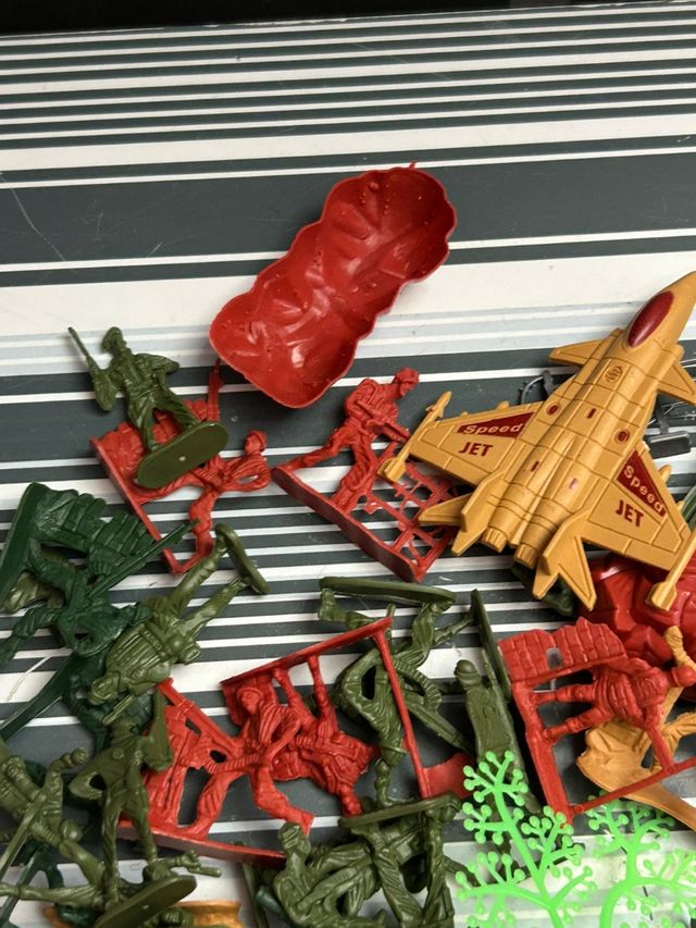 Lote de soldadidos pequeños