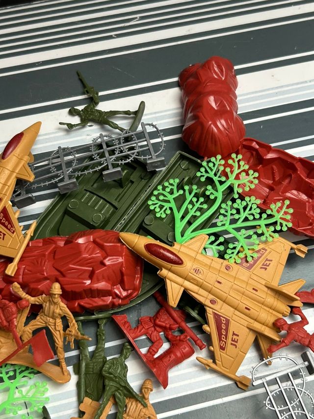 Lote de soldadidos pequeños