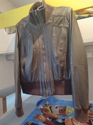 Chaqueta de cuero marrón
